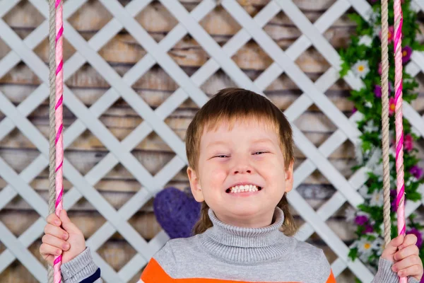 Детская улыбка это все зубы. мальчик широко улыбается. Молочные здоровые зубы . — стоковое фото