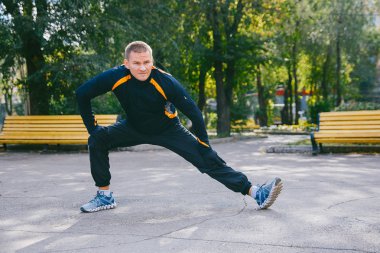 Isınma parkta yapan erkek. Sağlıklı yaşam tarzı