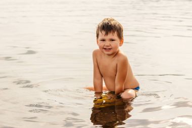 küçük çocuk gölde banyo. Üç-yıl-yaşlı çocuk gölde yaz aylarında yıkıyor.