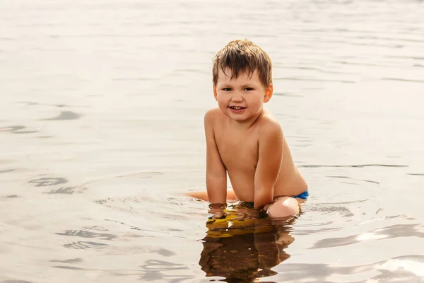 Little boy bathing in the pond. three-year-old boy bathes in the lake in the summer — Stock Photo, Image