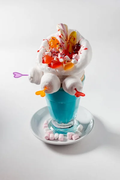綿菓子と白い背景の上のトッピングの青のミルクセーキ — ストック写真