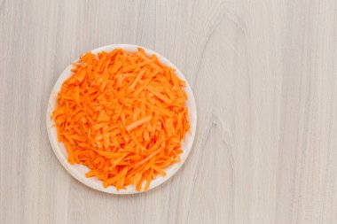 ahşap zemin üzerine rendelenmiş havuç plaka