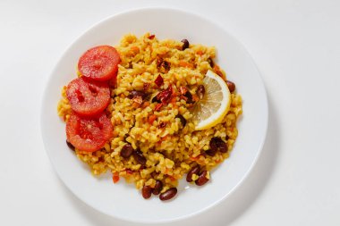 Bulgur Pilavı ile fasulye, kızamık, kırmızı biber, sarımsak, domates, limon ve beyaz zemin üzerine baharat