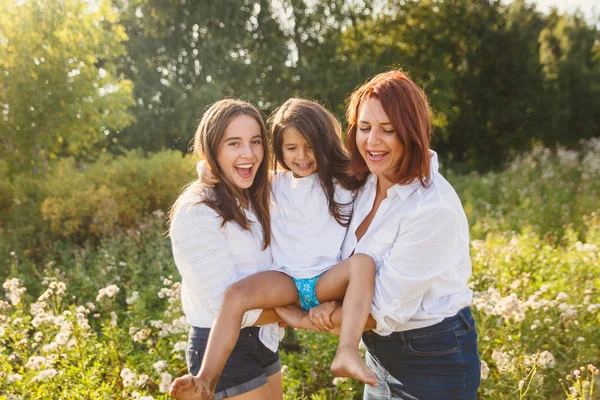 행복 한 가족, 딸과 어머니 — 스톡 사진