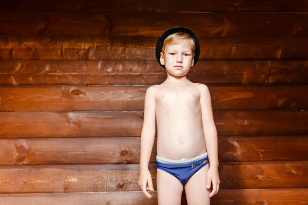 Fem år gammal pojke i shorts och hatt — Stockfoto