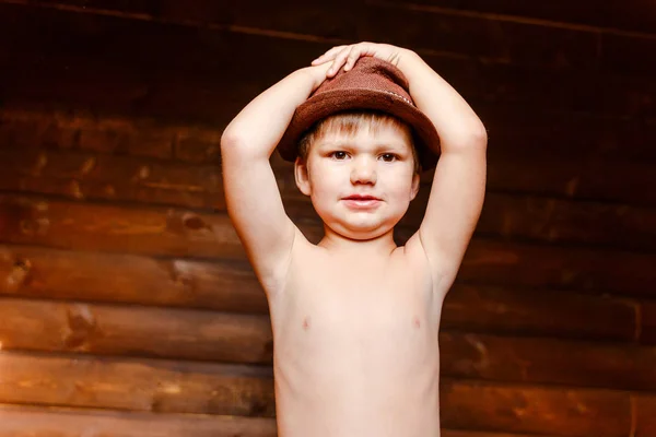 Голый мальчик в шляпе, держащий голову — стоковое фото