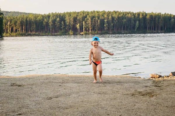 Трехлетний ребенок бегает по озеру — стоковое фото