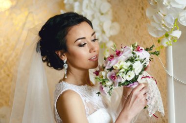 Esmer gelin düğün buketi ile