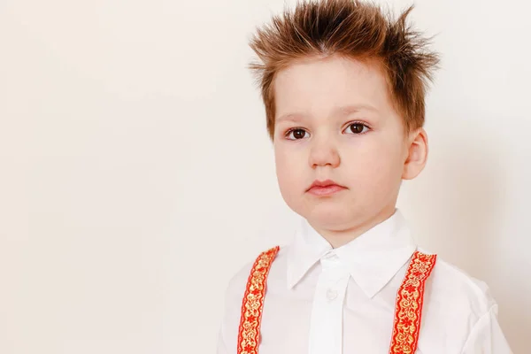 En pojke i en rysk Folkmusik skjorta — Stockfoto