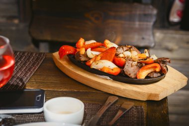 ile sebze kızarmış et