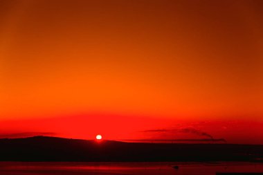 ateşli kırmızı güneşin doğuşunu Nehri