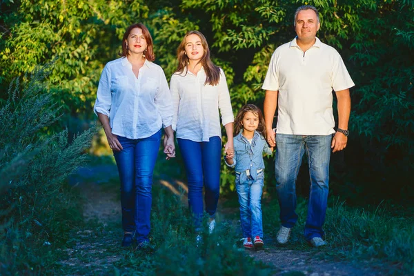 Lycklig familj leds av far till sommaren i parken — Stockfoto