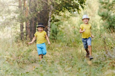 Sarı Gömlekler ve şapkalar ormanda çalışan içinde iki erkek