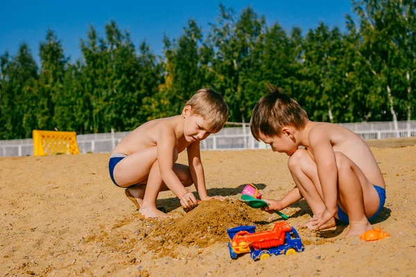 Два мальчика играют в песке — стоковое фото