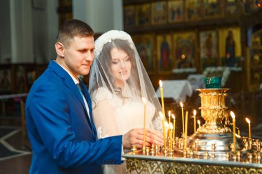 Kilisede düğün, yeni evliler ışık kilisede mumlar