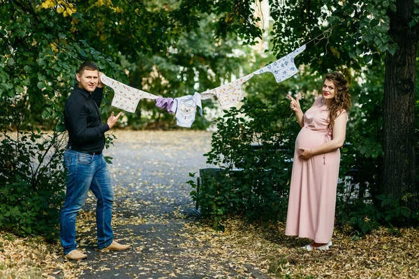 Bebek Giyim bebek için bekleyen genç evli çift hazırlamak — Stok fotoğraf
