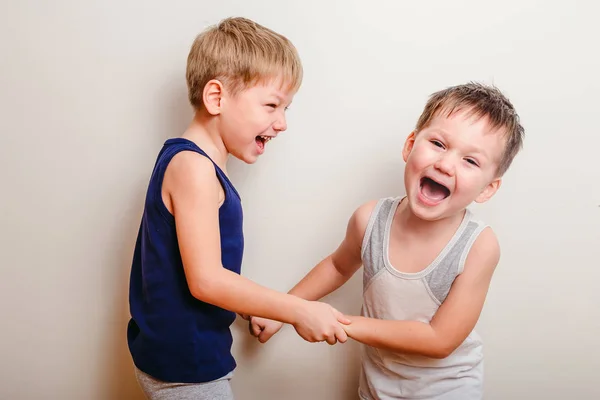 Iki neşeli çocuklar birlikte oynamak ve çığlık — Stok fotoğraf