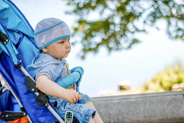 Маленький мальчик сидит в коляске — стоковое фото