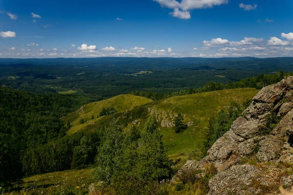 Mooie felle zomerse landschap op het bos en bergen — Stockfoto