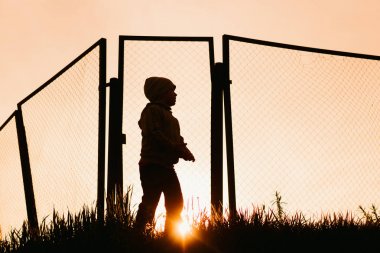 günbatımı yaz futbol sahasının çocuk silüeti