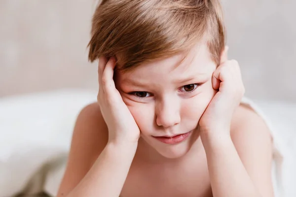 Mirada pensativa de los niños tristes — Foto de Stock