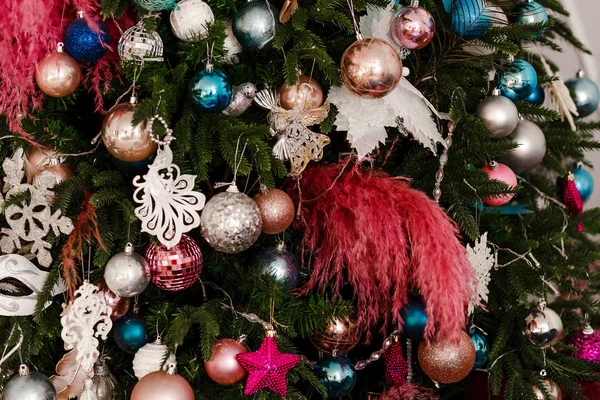 Noel ağacında Noel dekorunun unsurları. Noel tasarımındaki modern eğilimler. — Stok fotoğraf