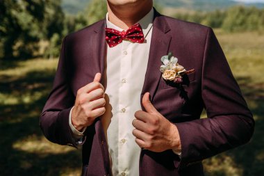 Düğünde damat gibi giyinmiş.