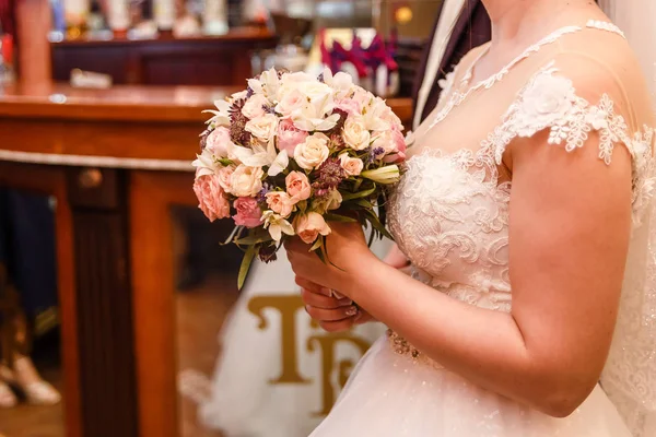 Noiva detém um lindo buquê de casamento — Fotografia de Stock