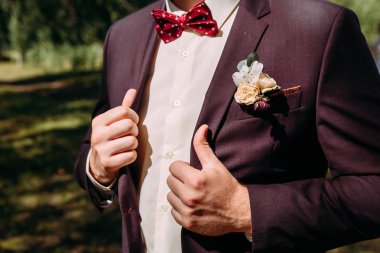 Ceketli ve beyaz gömlekli adam, yüzü yok.