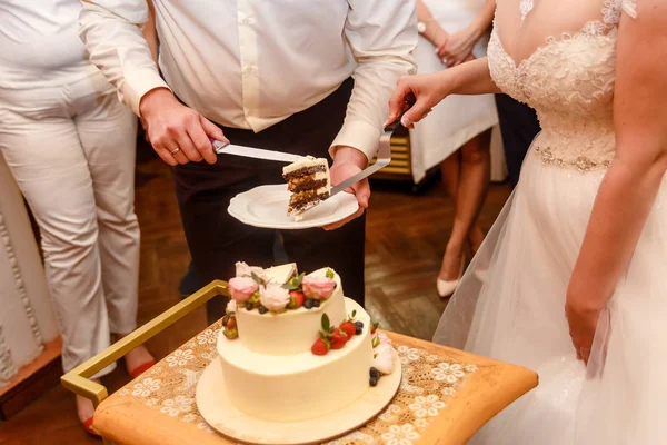 신랑 과 신부가 결혼 케이크 조각을 잘랐다 — 스톡 사진