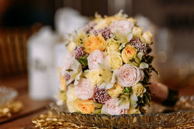 Gelinin güzel, narin buketi doğal ışıkta