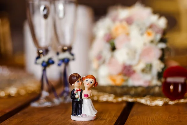 花嫁と新郎の小さな人形 — ストック写真