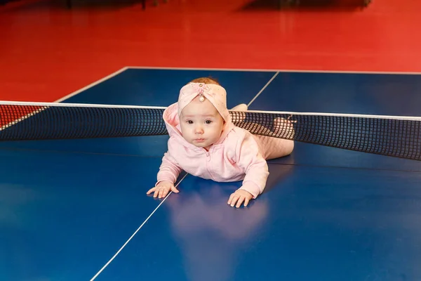 Маленькая Шестимесячная Девочка Лежит Животе Столе Настольного Тенниса — стоковое фото