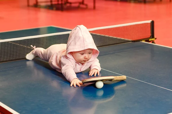 Маленькая Девочка Лежит Теннисном Столе Дети Спорт — стоковое фото
