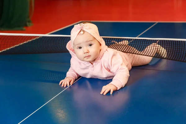 Ребенок Лежит Теннисном Столе — стоковое фото