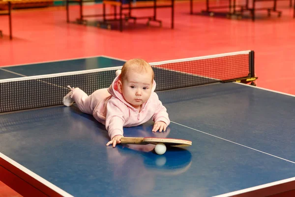 Pembe Takım Elbiseli Küçük Bir Kız Tenis Masasında Yatıyor Masa — Stok fotoğraf