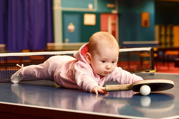 Маленький Шестимесячный Ребенок Розовом Костюме Лежит Теннисном Столе Маленькая Девочка — стоковое фото