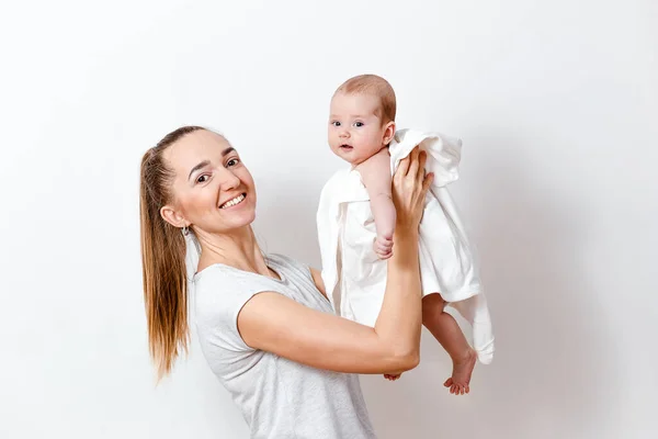 Ung Kvinna Mamma Håller Tre Månader Gammal Flicka Vit Bakgrund — Stockfoto