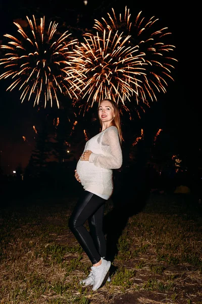 Mujer Caucásica Embarazada Sonriente Leggings Cuero Suéter Blanco Por Noche — Foto de Stock