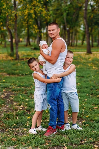 Чоловік Тримає Маленьку Дитину Руках Діти Обіймають Свого Батька Влітку — стокове фото