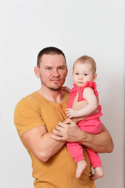 Чоловік Тримає Дитину Руках Білому Тлі Тато Дочка — стокове фото
