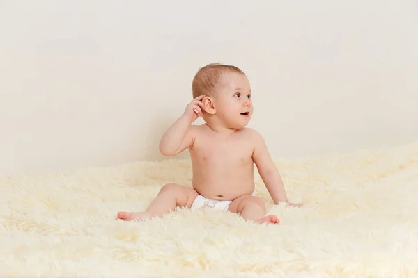 Bonito Bebê Menina Uma Fralda Senta Bem Cobertor Fofo Fundo — Fotografia de Stock