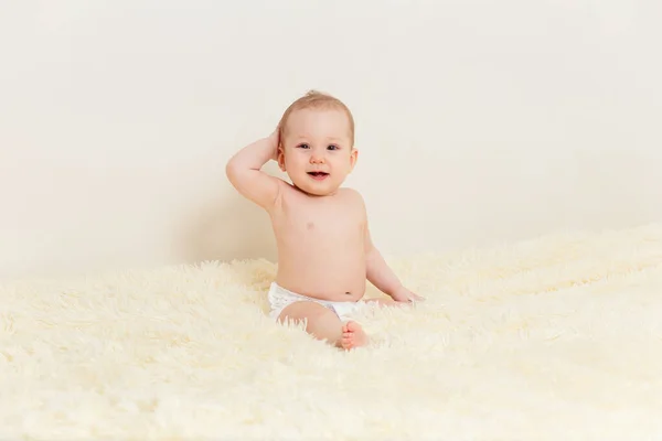 Niedliche Baby Mädchen Sitzt Gut Auf Einer Flauschigen Decke Auf — Stockfoto