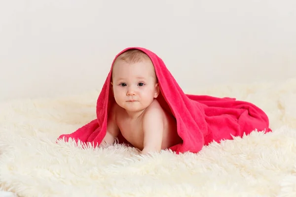 Месячный Ребенок Розовым Одеялом Девочка После Купания Лежит Животе — стоковое фото