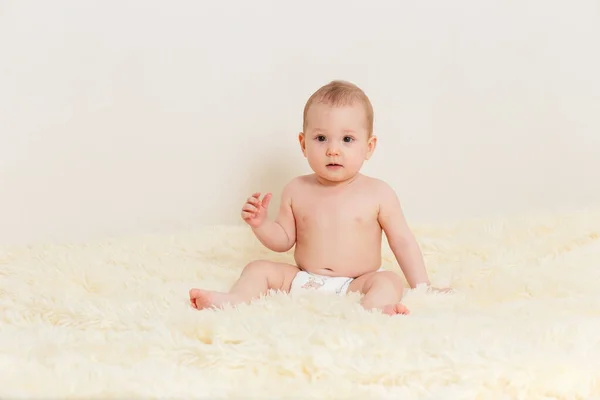 Baby Einer Windel Sitzt Auf Einem Bett Auf Wute Hintergrund — Stockfoto