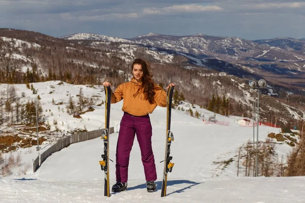16岁的漂亮女孩 山坡上有高山滑雪板 — 图库照片