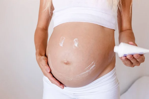 Ραγάδες Κατά Διάρκεια Της Εγκυμοσύνης Ενυδάτωση Του Δέρματος Κατά Διάρκεια — Φωτογραφία Αρχείου