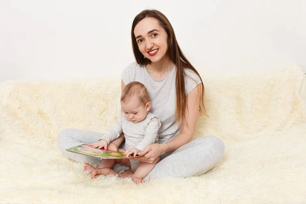 Ung Kvinna Läser Sagor För Ett Barn Som Sitter Soffan — Stockfoto