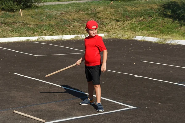 Восьмилетний Пухлый Мальчик Красной Футболке Кепке Стоит Тротуаре — стоковое фото