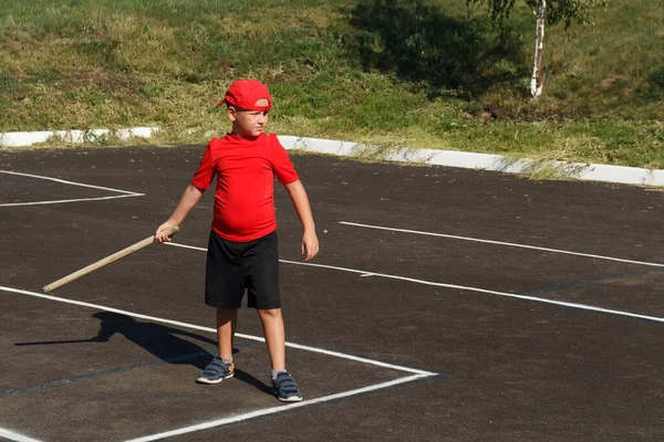 Ragazzo Lancia Bastone Legno Gioco Sportivo Russo Gorodki — Foto Stock